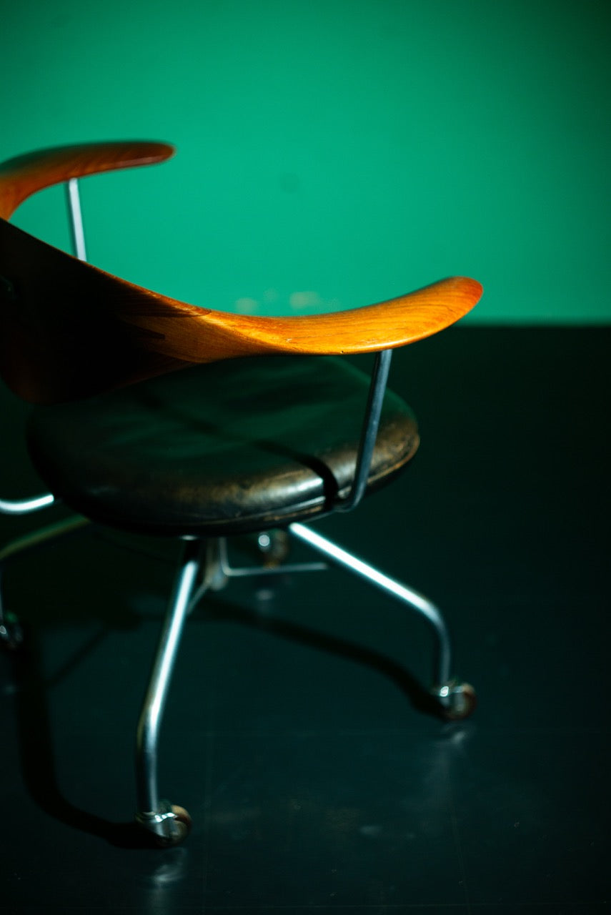 Hans J. Wegner Swivel desk chair Johannes Hansen
