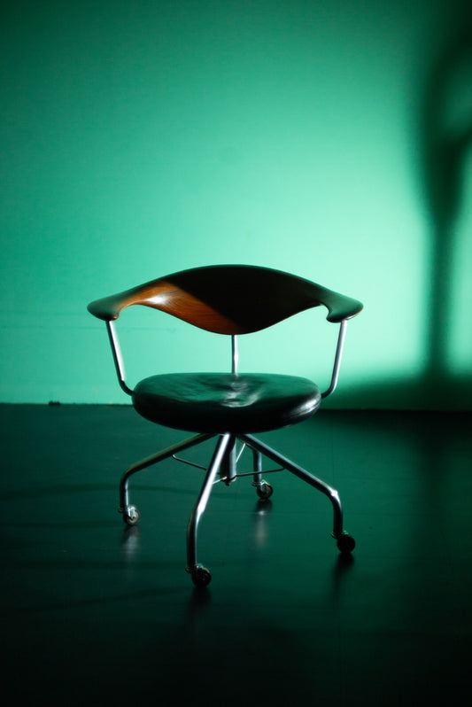 Hans J. Wegner  Swivel desk chair Johannes Hansen